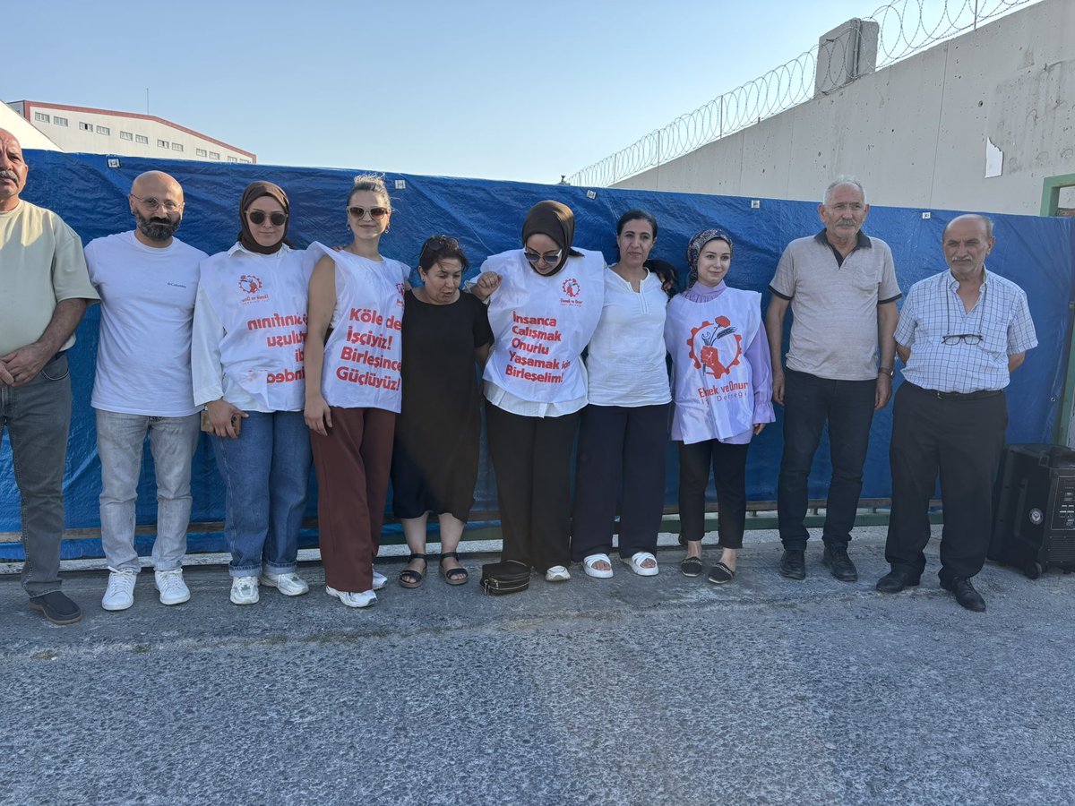 DEMistanbulemek's tweet image. Hepsijet Emekçilerinin İl Emek Komisyonu olarak yanındaydık.
Hepsijet Emekçileri;
-Kadın emekçilere maksimum 15 kg ağırlık kaldırma sözü verilmesine rağmen,45 kg ağırlığa sahip ürünleri kaldırttığı,
-Resmi ve dini bayram tatillerinde işçilerin rızası olmadan çalıştırdıkları ve…