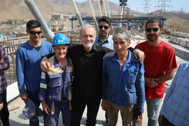 iripresident's tweet image. 📸 یک قاب از سفر البرز
دکتر مسعود پزشکیان، پنجشنبه وسط پروژهها و بازدیدهای فشرده در استان البرز؛ از خط انتقال آب و سد زیاران تا پل معلق و متروی کرج.
📌 سایر تصاویر: President.ir/fa/160517