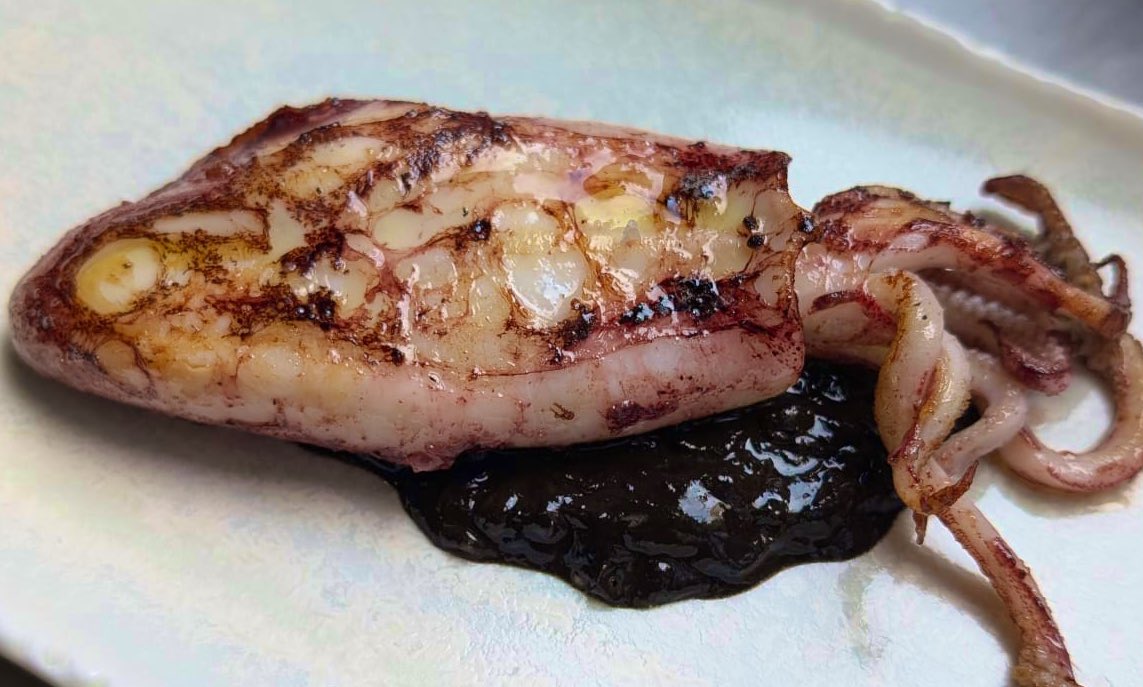 Chipi en “nuestra tinta”
Cebolla pochada, crema de sus interiores y toque de ajo negro…
<a href="/R_lakasa/">Lakasa</a>