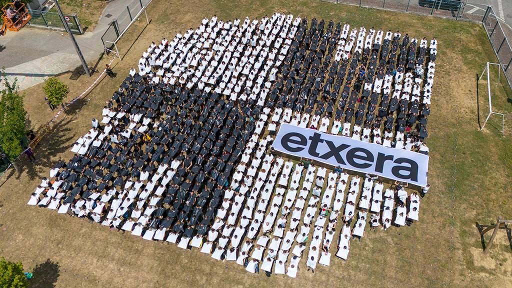 #Etxera #HTX30
Euskal preso eta iheslari politikoak etxeratzea aldarrikatu dute mosaiko baten bidez Lakuntzan