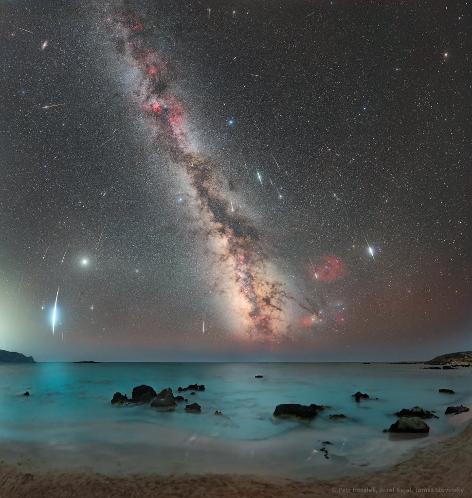 jameswebb_nasa's tweet image. Imagem do dia:
Doze Anos de Kappa Cygnids
Os meteoros da chuva Kappa Cygnid foram registrados neste céu composto em lapso de tempo, feito com imagens de mais de 51 noites de agosto entre 2012 e 2024.
Apesar de discretos — com pico de apenas 3 meteoros por hora — os Kappa…