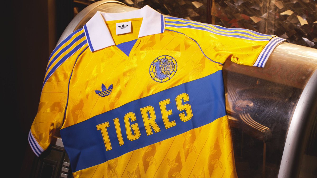 ligamx_fr's tweet image. 🐯 Les Tigres dévoilent leur nouvelle collection Adidas Originals, avec un maillot vintage inspiré de celui de 1995-1996 :
🔥 Sublime