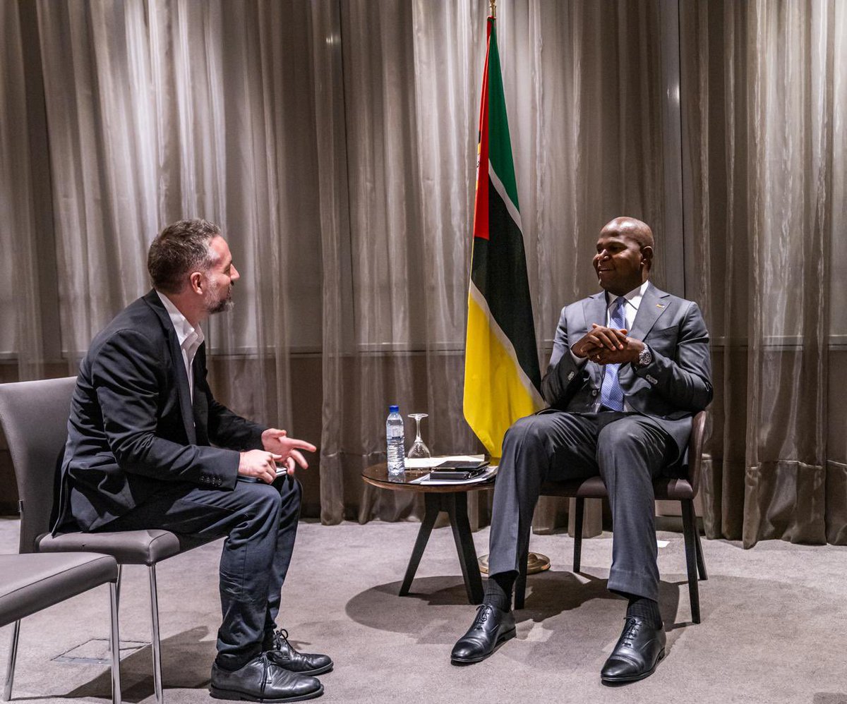 Anécdota para este 25 de xullo. 

Hai unhas semanas tocoume entrevistar para <a href="/Bloomberg/">Bloomberg</a> ao presidente de Mozambique, <a href="/daniel_chapo24/">Presidente Daniel Chapo</a>. 

Recibín axuda en inglés para preparar un traballo que se publicaría en inglés. Mesmo o presidente agardaba as preguntas na lingua de Shakespeare