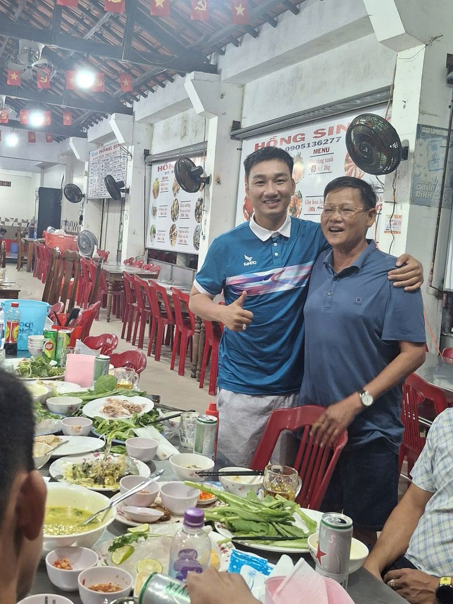 NGƯỜI NGHỆ SỸ BÍ ẨN 👀

Hồng Sinh Quán 🏨 từ lâu đã nổi tiếng không chỉ bởi những món ăn đậm đà hương vị truyền thống hay không gian ấm cúng, mà còn một địa điểm lý tưởng cho những người nghệ sỹ xuất hiện. 

Tối nay, không khí tại Hồng Sinh Quán ấm