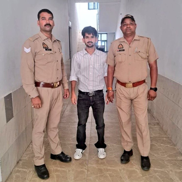 askrajeshsahu's tweet image. Instagram पर जितने भी गालीबाज वीडियो मेकर थे सबकी क्लास लग रही। अब नंबर मुरादाबाद के आमिर का था।
असल में दिक्कत यह है कि जिनमें अच्छा बुरा समझने की अक्ल ही नहीं आई उन नाबालिगों ने गालियों के जरिए एक पूरी फैन फॉलोइंग तैयार कर ली।