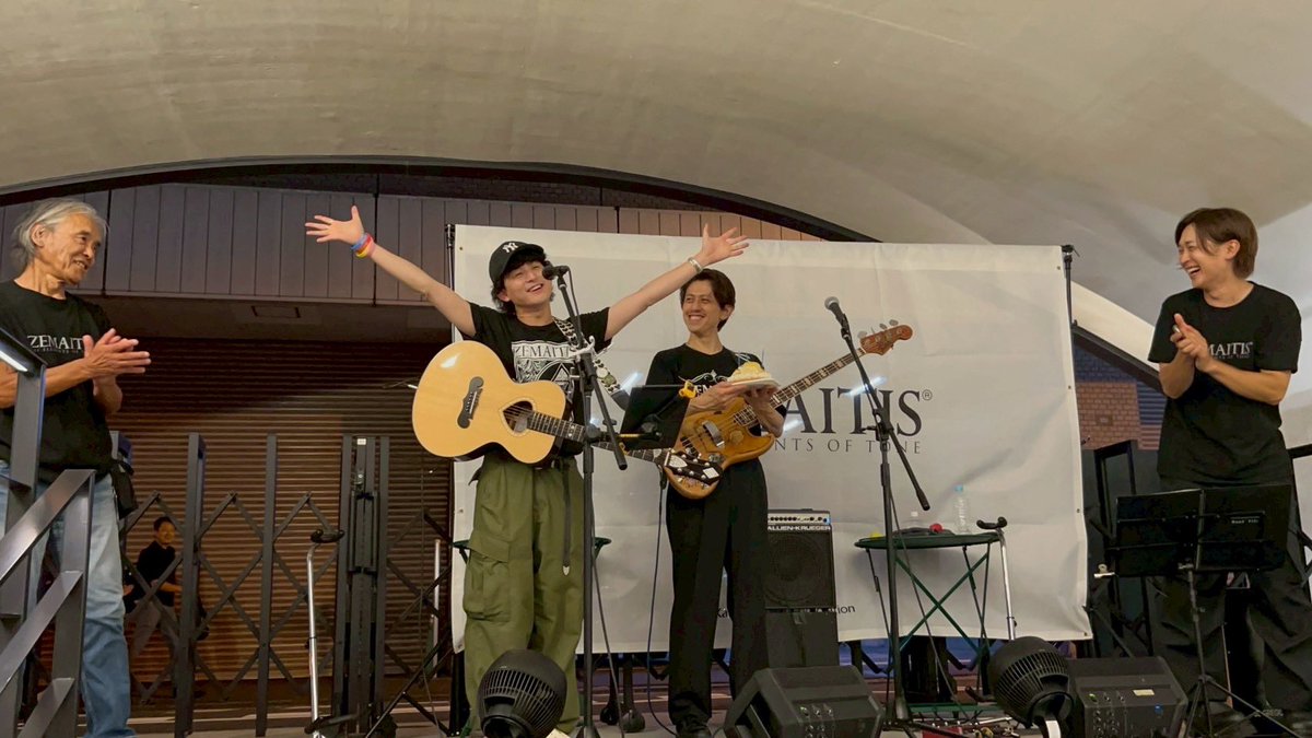kousuke_drums's tweet image. 【ZEMAITIS × OTOROJI Street Live】
naf.フリーライブありがとうございました！！
笑顔いっぱいの楽しい時間でした◎
マサ君バースデーサプライズも大成功🤘🏻
#naf.