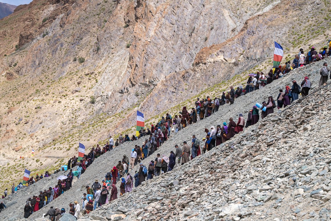 tibetdotcom's tweet image. 西藏精神領袖第十四世達賴喇嘛尊者於今天( 7 月 25 日)在印度中央直轄區拉達克藏斯卡的喀夏行宮,向數萬名藏斯卡及各方信眾講授宗喀巴大師所著《三主要道》期間的殊勝畫面一瞥..... 2025 年 7 月 25 日 攝影|Tenzin Choejor & Ven. Zamling Norbu|達賴喇嘛尊者辦公室