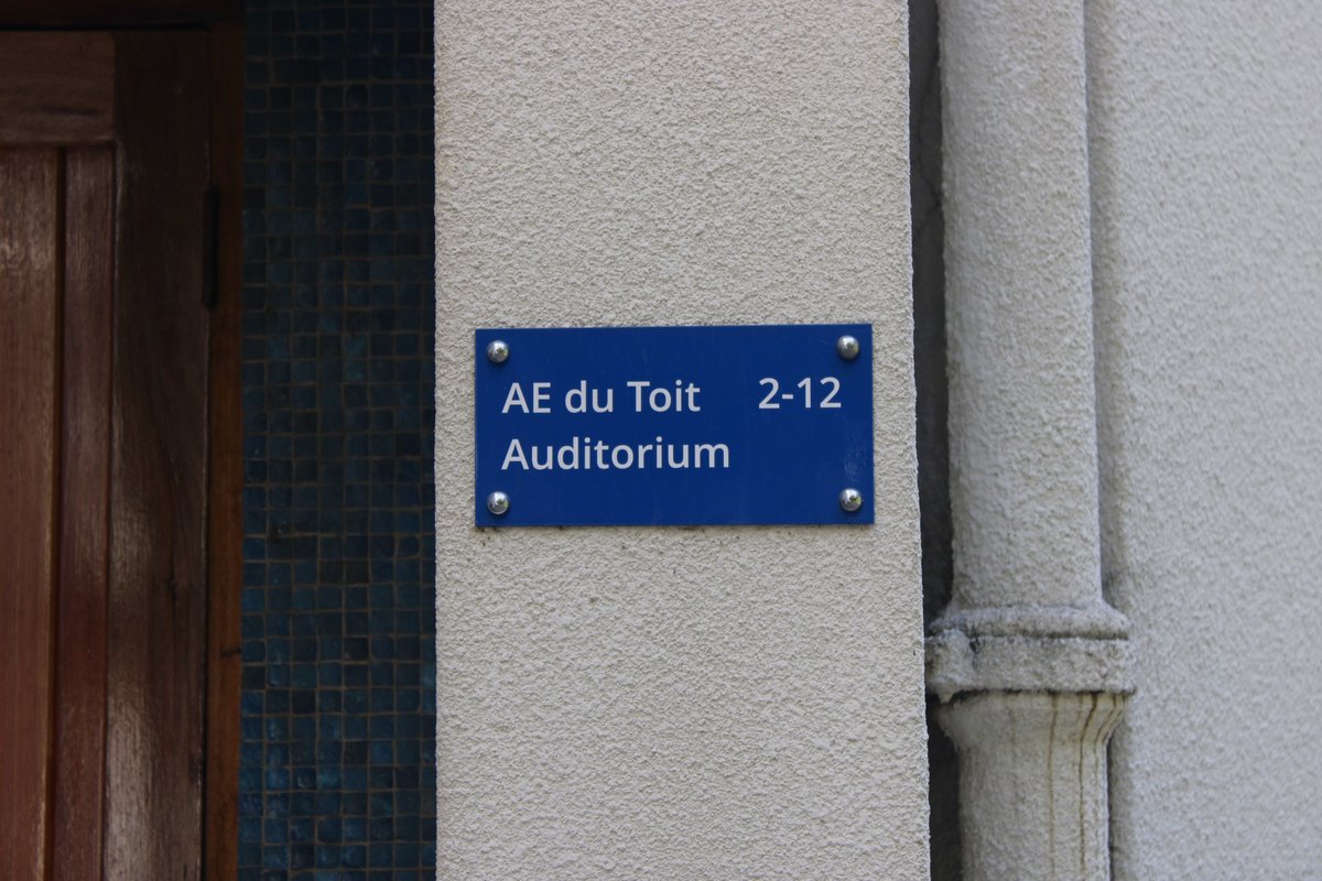 UPTuks's tweet image. 🏛️Fun Fact Friday!

Did you know the AE du Toit Auditorium was designed without windows? Not an oversight – it’s to block out traffic noise in University Road. Named after UP’s first maths prof and former principal, it’s been around since 1957. A quiet classic.…