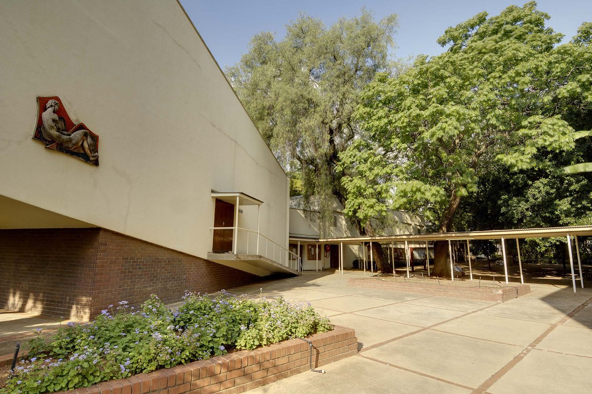 UPTuks's tweet image. 🏛️Fun Fact Friday!

Did you know the AE du Toit Auditorium was designed without windows? Not an oversight – it’s to block out traffic noise in University Road. Named after UP’s first maths prof and former principal, it’s been around since 1957. A quiet classic.…