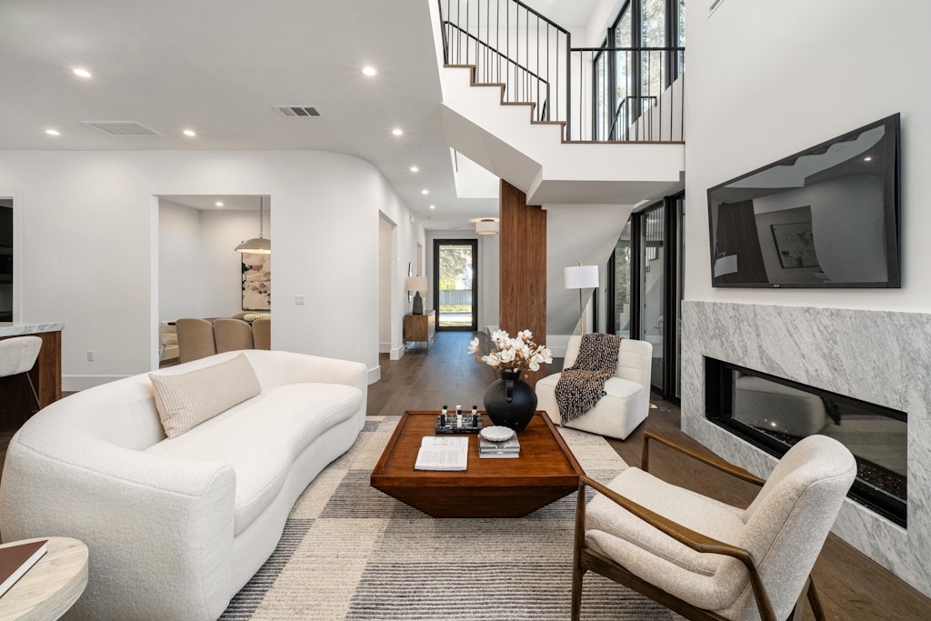 WareRealEstate's tweet image. Recently Closed | Seller Representation. We are thrilled to announce the successful sale of this newly built residence located in Central Austin. Congratulations to the new homeowners! It was listed for $2,975,000.