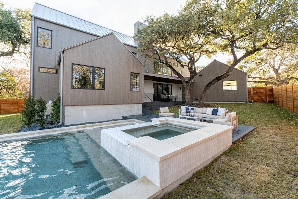WareRealEstate's tweet image. Recently Closed | Seller Representation. We are thrilled to announce the successful sale of this newly built residence located in Central Austin. Congratulations to the new homeowners! It was listed for $2,975,000.
