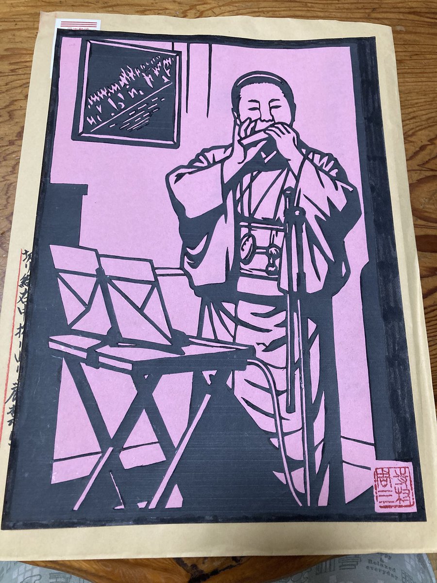 mikittyocarina's tweet image. 牛久の寺村周三さんが、切り絵を送って下さいました🤗
今日、宣伝廻りから帰宅したら、届いてました🤗とっても嬉しいです😃
背景のピンクと黒2色なのに、奥行きが感じられます。元の写真は、市田さん撮影。
そっくりですね👀
寺村さん、ありがとうございます‼️
大事に致します🙇♀️
何処に飾ろうかな。