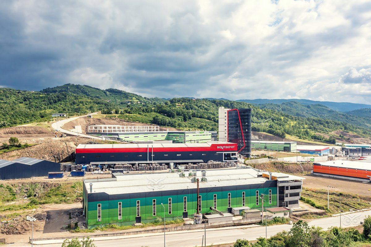 cekticekiyor's tweet photo. Düzce Gümüşova Organize Sanayi Bölgesi, her geçen gün artan fabrika sayısı ve üretim kapasitesiyle büyüyor. Bölge ekonomisine güç katarken, Türkiye’nin üretim potansiyeline de katkı sağlamaya devam ediyor.
#GümüşovaOSB #Sanayi #Yatırım #Üretim #Düzce 
💼🏭📦 https://t.co/ozhLL4Tj9I