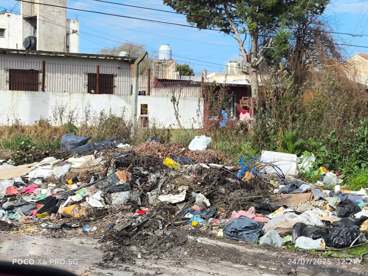 FerRaverta's tweet image. Montenegro, ¿y si entre patada y patada de tu patrulla “División Municipal” a los que duermen en la calle, te ocupás un poco de los basurales?
Hay por todos lados, pero te paso el que veo todos los jueves en el barrio Libertad: Costa y Ayacucho.
A metros del Polideportivo, a la…