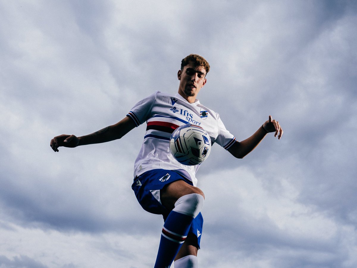 TheShirtUnion's tweet image. ⬜️| @sampdoria Away 25/26
Taking inspiration from the historic San Lorenzo Cathedral, featuring a checkered embossing representing the brickwork on the facade of the building.
Matching collar and cuffs alongside the iconic banding completes the look.