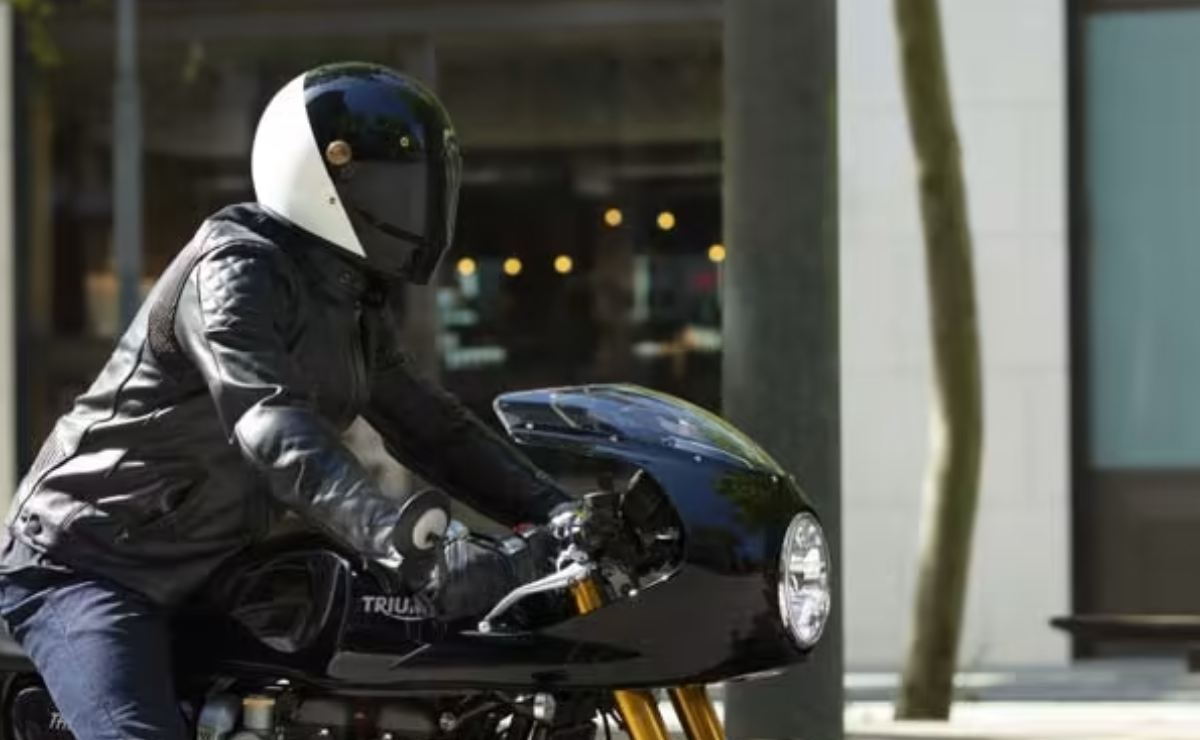 🏍️ Triumph 🏍️  
La nueva Cafe Racer más accesible está cada vez más cerca.  

👉🏾 Motor monocilíndrico de 398 cc, perfecto para los amantes de la velocidad y estilo clásico.  

📍 Equipamiento destacado: frenos ABS y sistema de suspensión avanzada.  

¿Emocionado por verla en el
