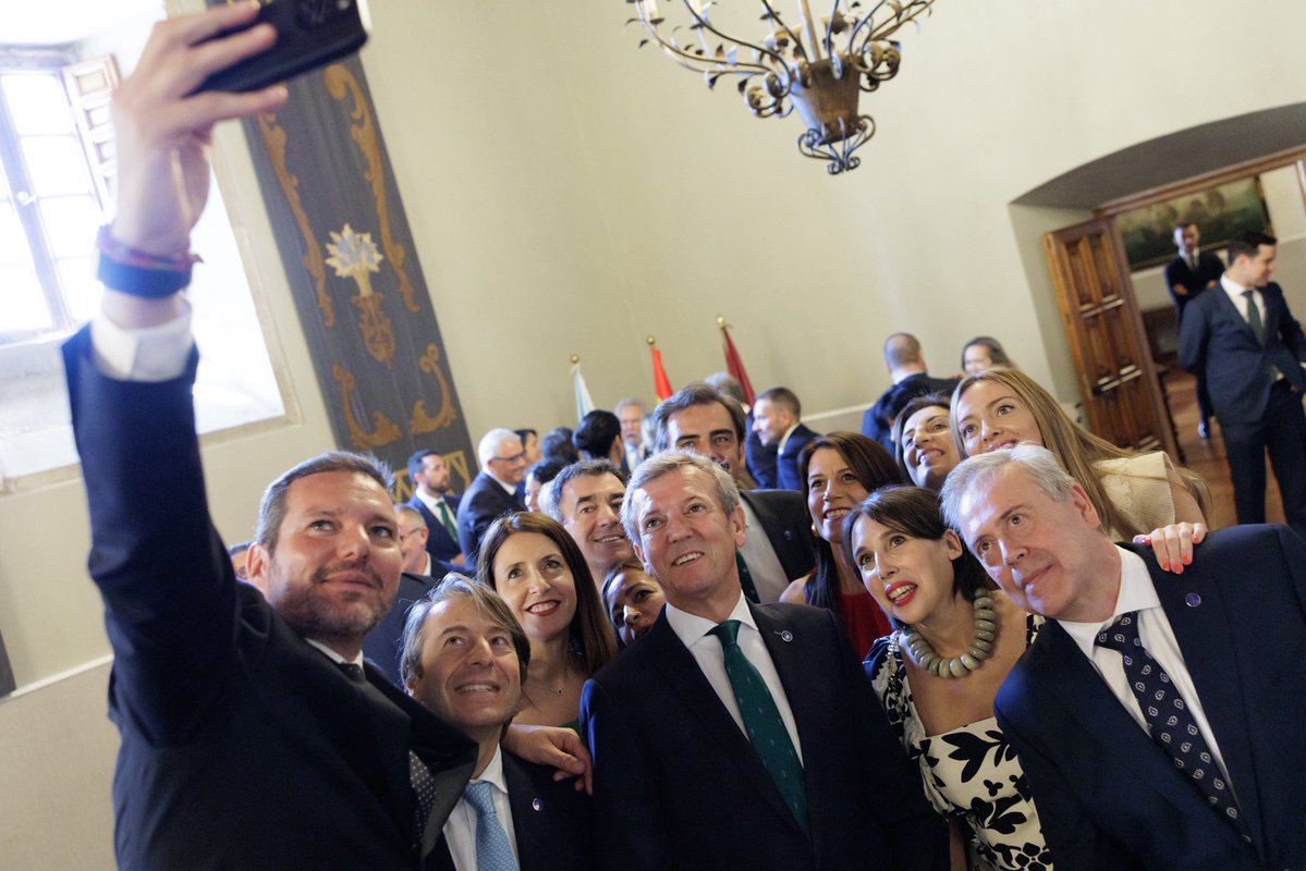 lopezcamposgal's tweet image. Hoxe é unha data para celebrar a nosa terra, a nosa fala e todo o que somos como pobo
É unha honra poder facelo rodeado dun equipo coma este. Feliz #DíadeGalicia!