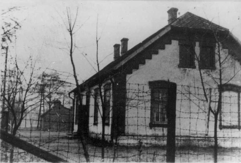 auschwitzxhibit's tweet image. July 25, 1942 | 200 young French Jewish women, labeled as Communists by the SS, were sent to the Penal Company in Budy. Among them were also Polish women whose husbands had emigrated to France in search of work.
Learn more about #Auschwitz sub camps: ow.ly/8RsF50uXbyk