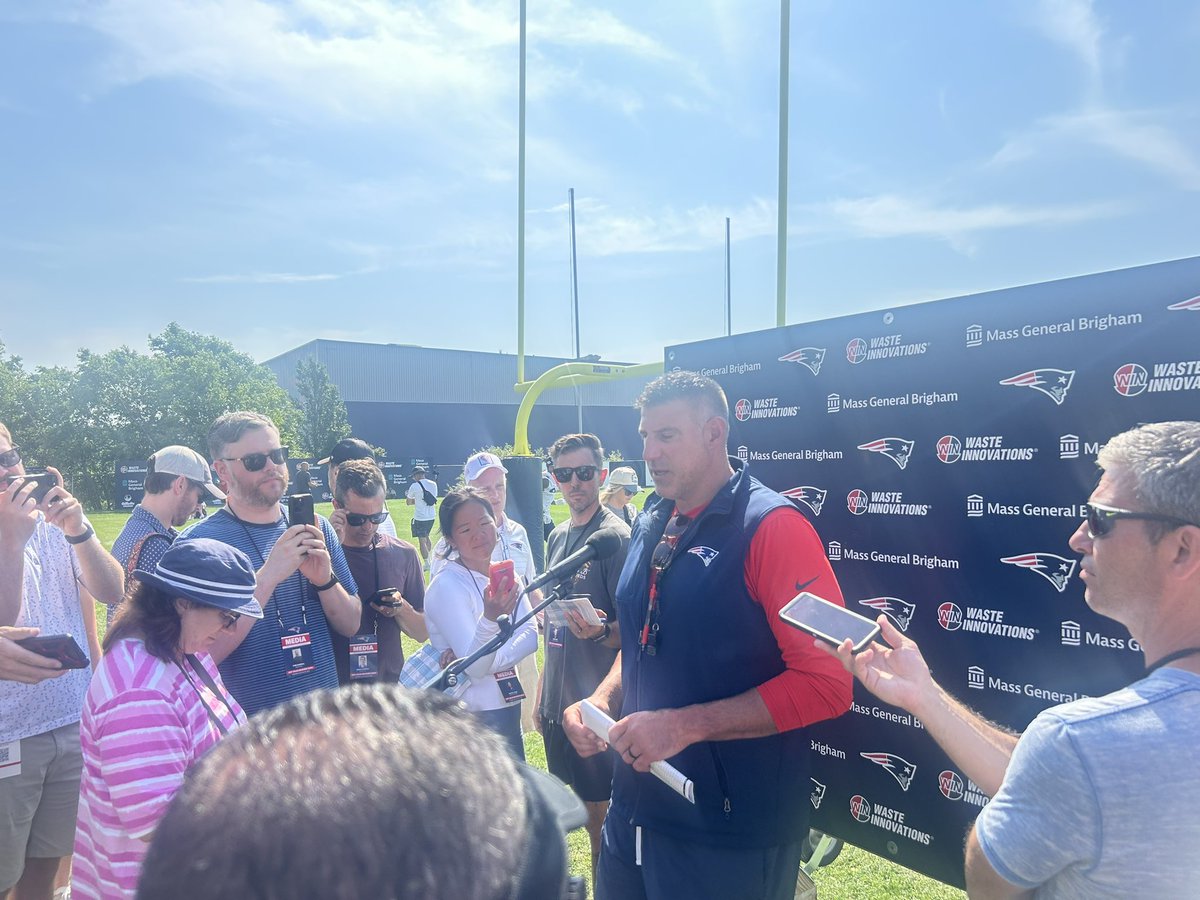 official_aveee's tweet image. Mike Vrabel said he thinks the Patriots will “have a conversation” on Christian Wilkins, who was cut by the Raiders yesterday.

Vrabel recruited Wilkins when he went to high school at Suffield Academy in Connecticut