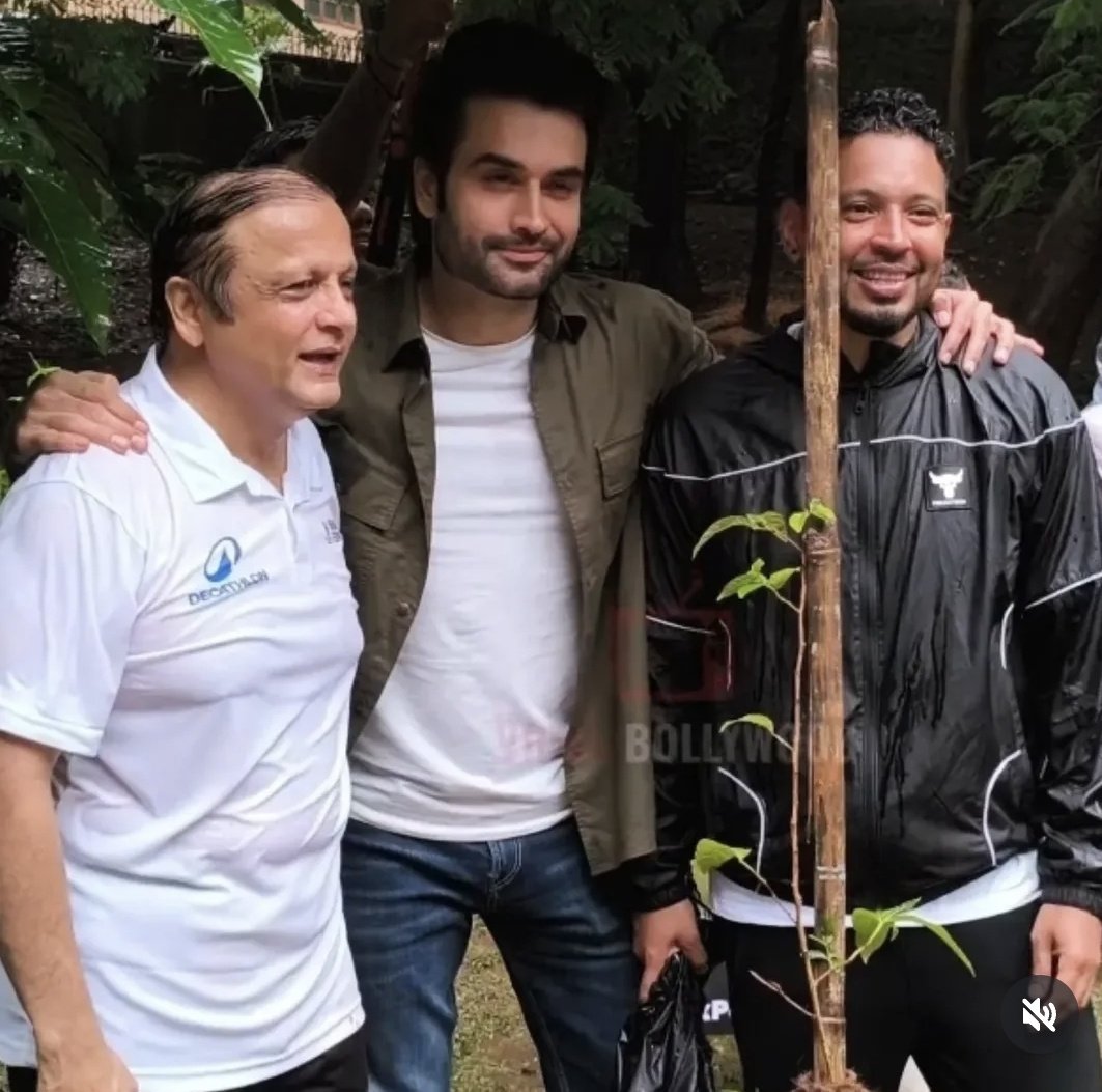 naaazzz31's tweet image. Dsenaaaaa is setting an inspiring example by taking part in the "Ek Ped Maa Ke Naam" tree plantation drive at the Bhamla Foundation.
A truly commendable step for our environment 🌳🍃
#VivianDsena #VDians