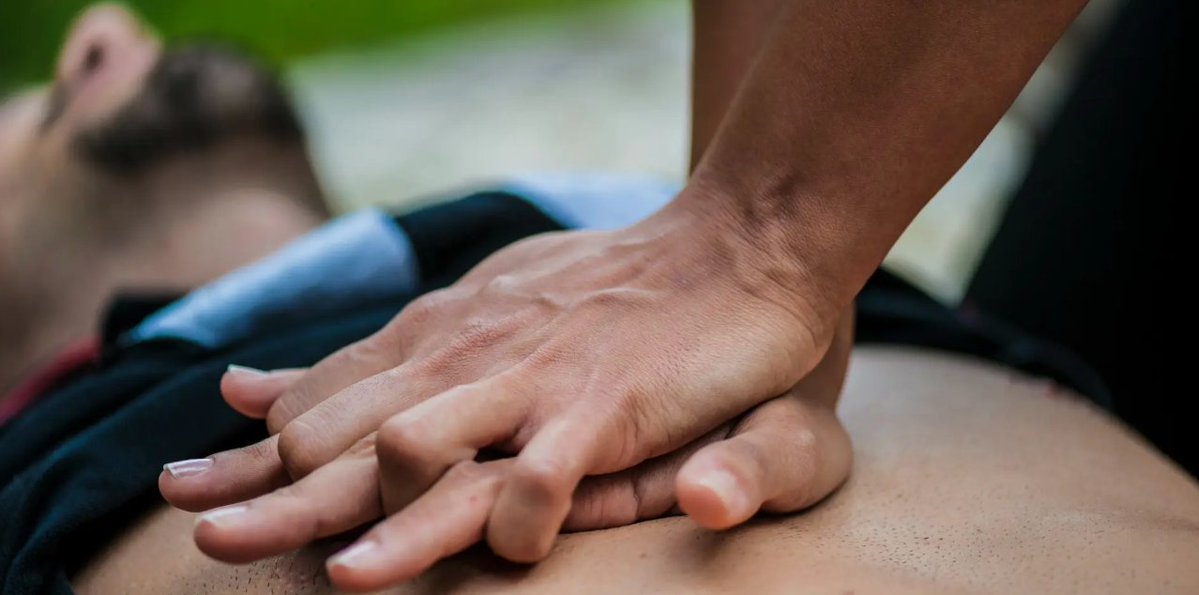 HeartandStroke's tweet image. Aseemingly healthy person suddenly and unexpectedly collapses, her heart stopped. Cardiac arrest can happen often without warning. But why? Who’s at risk? And how can you protect yourself?
💡❤️ Here's what you should know about cardiac arrest: bit.ly/4klVzvv.