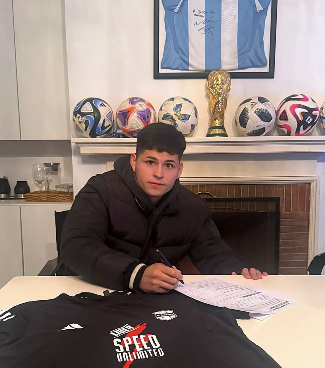 CLMerlo's tweet image. 🚨De Laferrere a Riestra: Carlos Gugenheim dio el salto a primera división.
*️⃣El delantero, de 20 años, llega con el pase en su poder y firmó contrato hasta diciembre de 2027. #TratoHecho