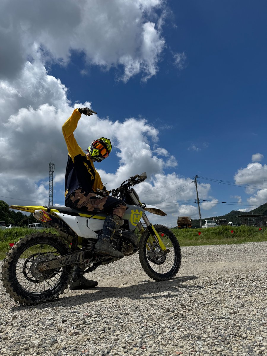 kidsize's tweet photo. 名前：キッド 生息地：大阪  車種：SR400→VITPILEN701（一瞬SB250）→690SMC-R＋FE250 MY22 →NORDEN901 EXPEDITHION+FE250 MY22→TX300 MY24 ファッションオフローダーです 林道に連れて行ってください #林道初心者 #オフロードはファッション　#バイク乗りとつながりたい　は？ https://t.co/O2AsXc5dUJ