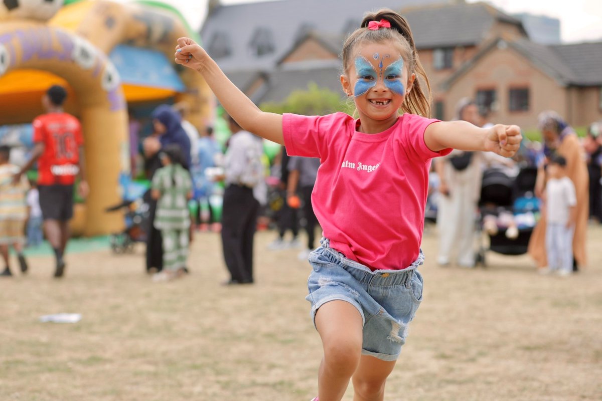 TowerHamletsNow's tweet image. 🎉 Wednesdays = Community Family Fun Days!
This summer, join our Parks & Family Hubs teams for games, crafts, sports & smiles every week!
📍 Next stop: Whitehorse Open Space 📅 30 July 🎈 Just turn up & dive into the fun!
What’s on👉🏻 orlo.uk/2RSHt
#LoveTowerHamlets