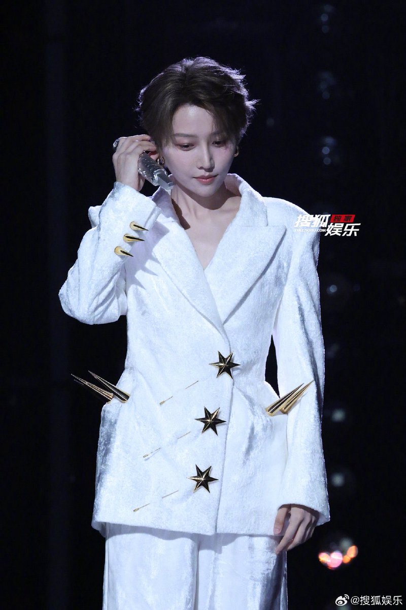 liuyuxinbr's tweet photo. 25.07.2025 | Liu Yuxin apresentou “深深 (Deeply)”na estreia do programa 打歌2025 (#HIT2025).

Cr.: Sohu

#刘雨昕 #XINLiu #LiuYuxin https://t.co/S62GJgYGDv