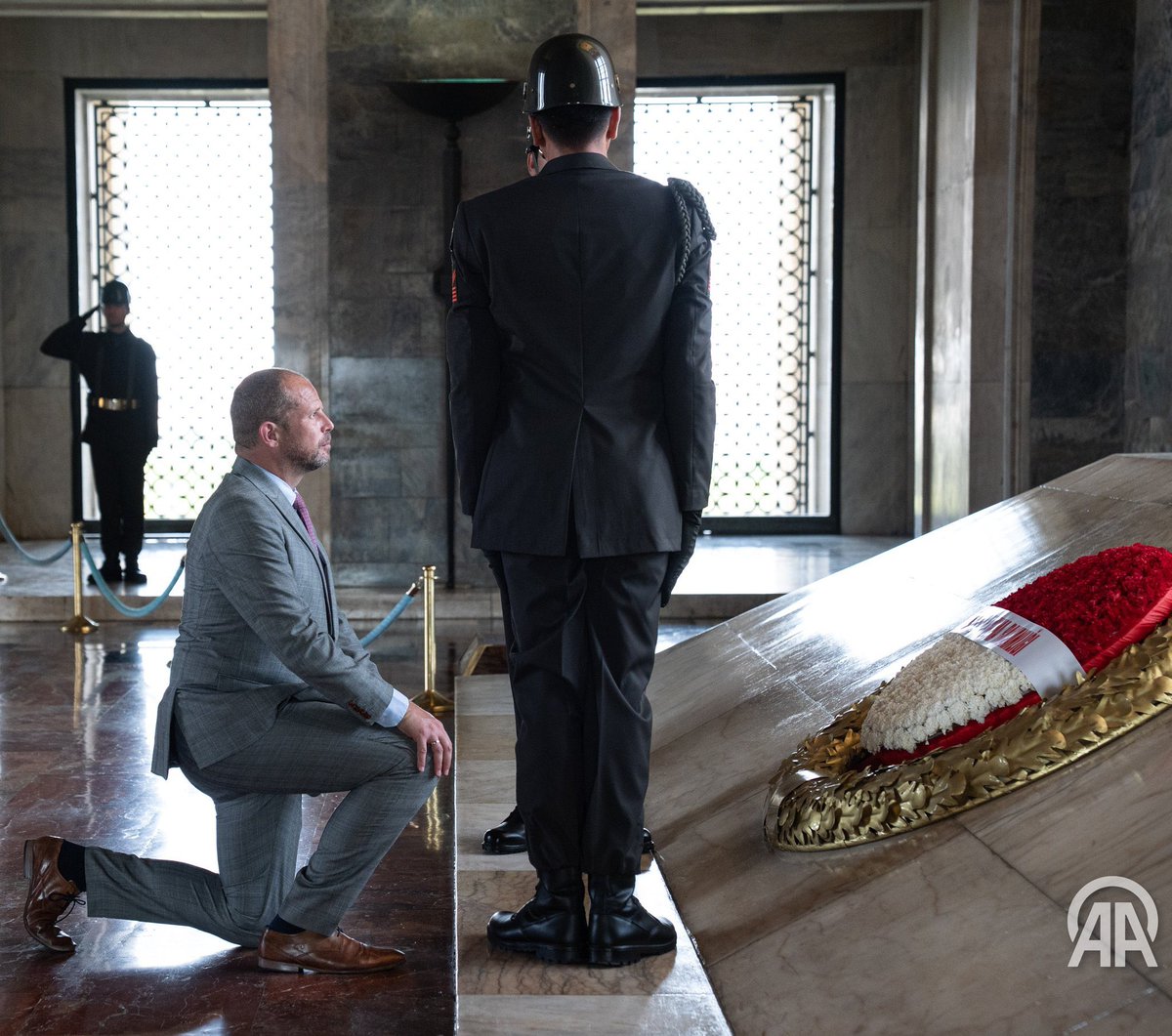 Maviturkk's tweet image. 🔴 Belçika Savunma Bakanı Theo Francken, Anıtkabir’de Atatürk’ün mozolesi önünde diz çöküp saygı duruşunda bulundu.
