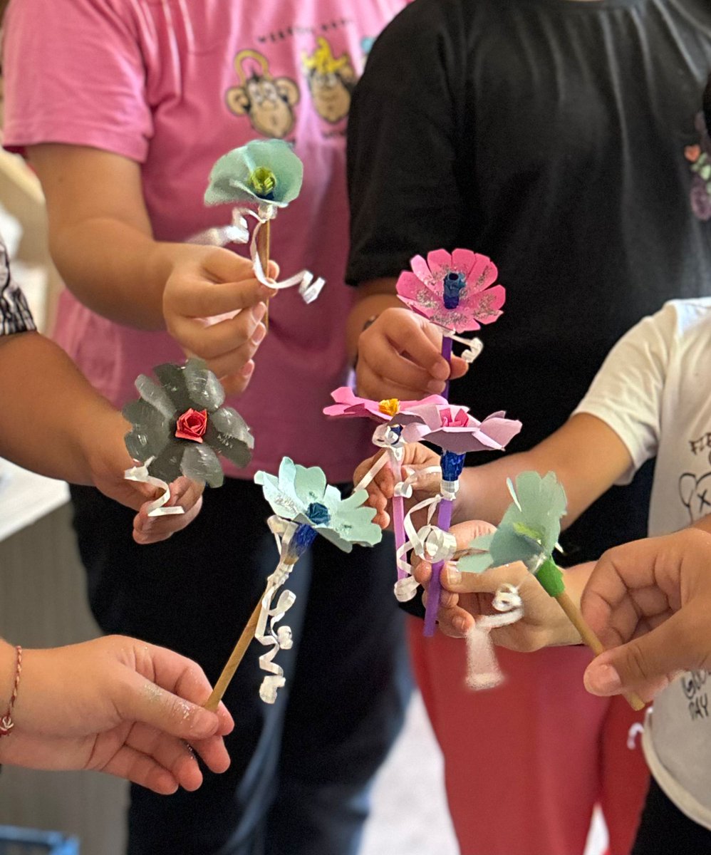 🌸📄 Katla, Kıvır, Yarat!
📍 GSB Gençlik Yaz Kulübünde hayal gücümüzü ellerimizle konuşturduk!

🎨 Origamiden Çiçek Yapımı Atölyesi ile gençlerimiz hem el becerilerini geliştirdi hem de sabrın, estetiğin ve üretmenin keyfini yaşadı.

<a href="/gencliksporbak/">Gençlik ve Spor Bakanlığı 🇹🇷</a> 
<a href="/OA_BAK/">Dr. Osman Aşkın Bak</a>