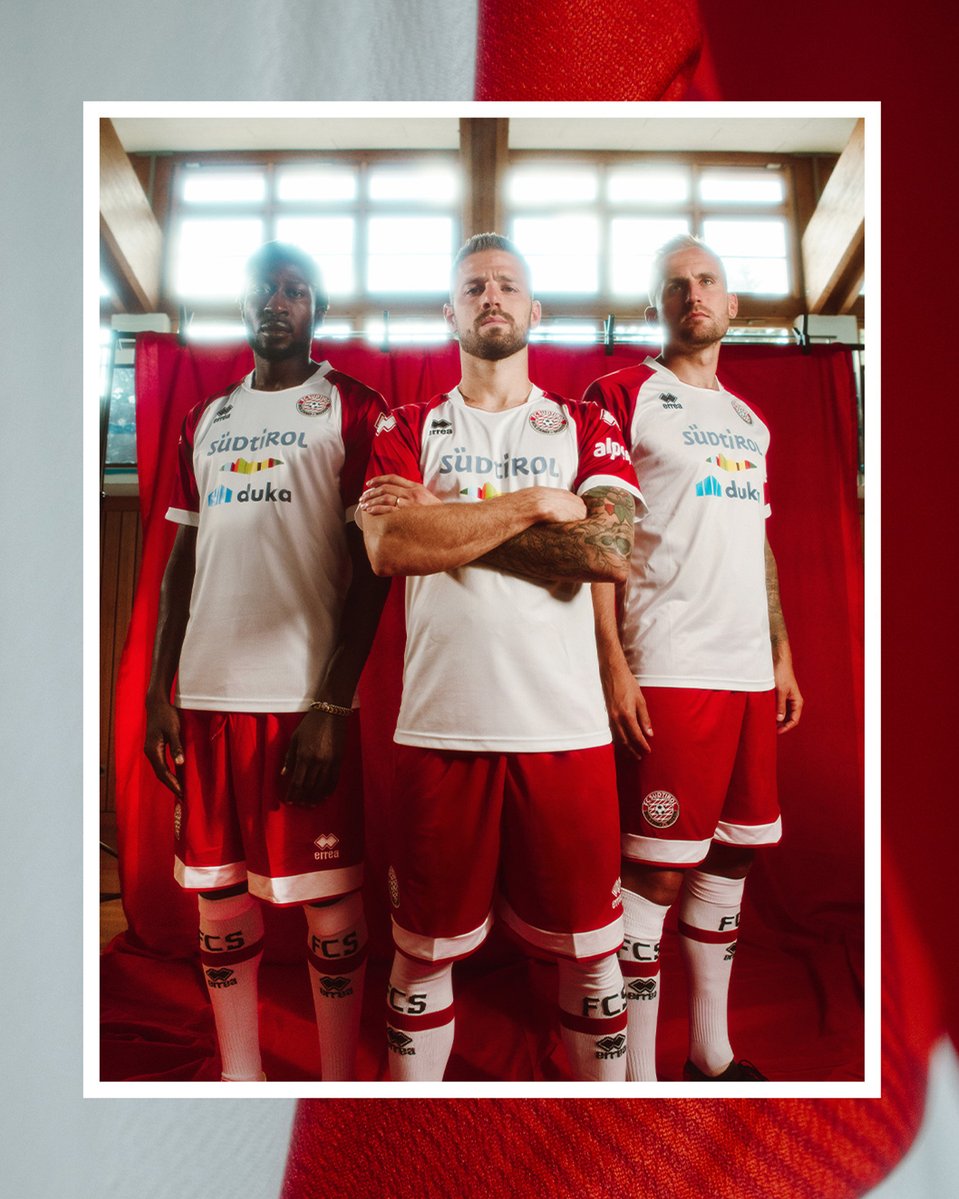 Erreà Sport (@erreaofficial) on Twitter photo Radici alpine. Spirito biancorosso.
È la nuova maglia Home del <a href="/fclubsuedtirol/">FC Südtirol</a> !
Collo squadrato, dettagli rossi decisi.
Sulle maniche un richiamo alle montagne con un motivo stilizzato.
Realizzata in tessuto Future. Prestazioni, comfort e un impegno concreto verso l'ambiente. Radici alpine. Spirito biancorosso.
È la nuova maglia Home del <a href="/fclubsuedtirol/">FC Südtirol</a> !
Collo squadrato, dettagli rossi decisi.
Sulle maniche un richiamo alle montagne con un motivo stilizzato.
Realizzata in tessuto Future. Prestazioni, comfort e un impegno concreto verso l'ambiente.