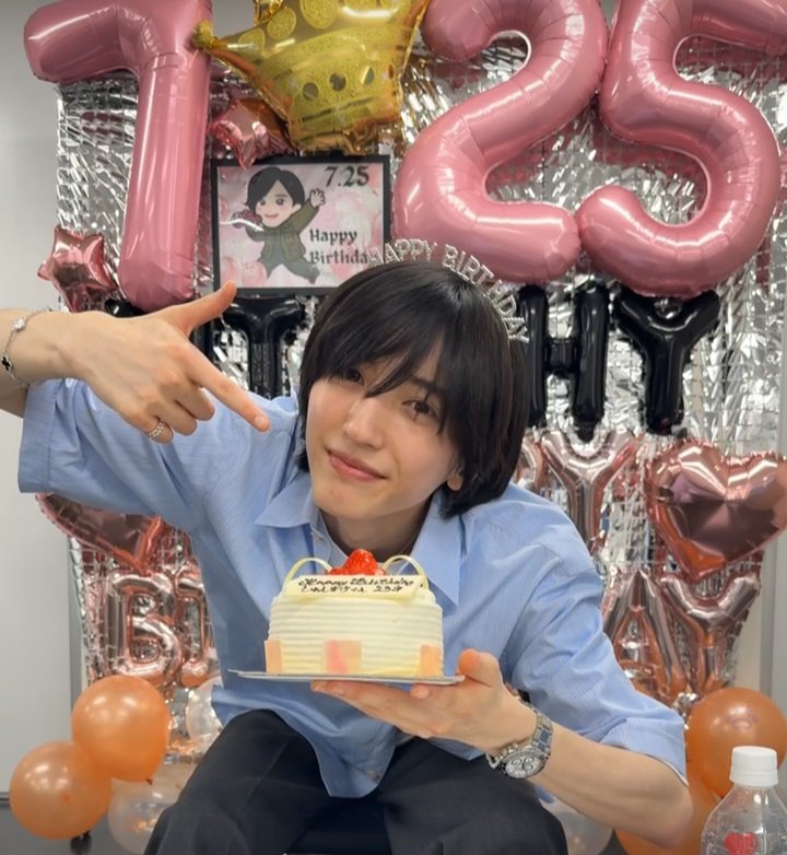 michi728728's tweet photo. 道枝くん23歳のお誕生日おめでとうございます～🎉🎂
今年もお祝いできて嬉しい🥰
#道枝駿佑誕生祭2025 https://t.co/MA70fxbWlh