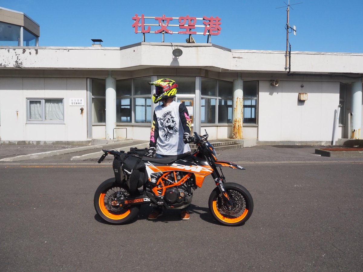 kidsize's tweet photo. 名前：キッド 生息地：大阪  車種：SR400→VITPILEN701（一瞬SB250）→690SMC-R＋FE250 MY22 →NORDEN901 EXPEDITHION+FE250 MY22→TX300 MY24 ファッションオフローダーです 林道に連れて行ってください #林道初心者 #オフロードはファッション　#バイク乗りとつながりたい　は？ https://t.co/O2AsXc5dUJ