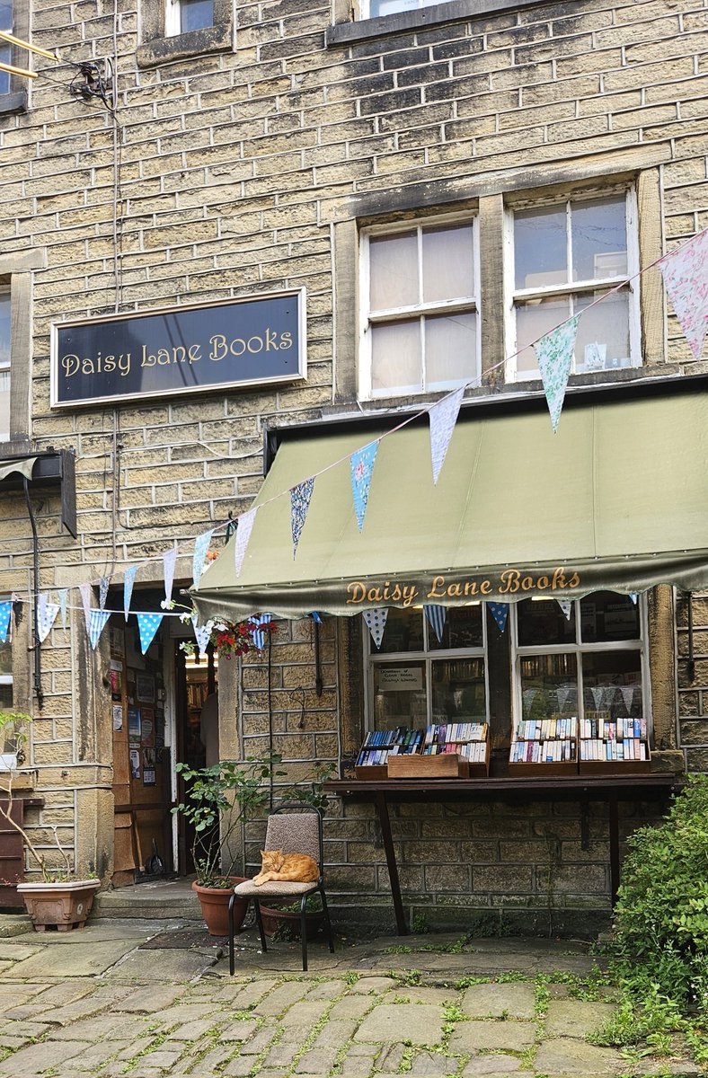 barbmilne's tweet image. Lovely to be visiting Daisy Lane Books, #Holmfirth #WestYorkshire 📚🎒
