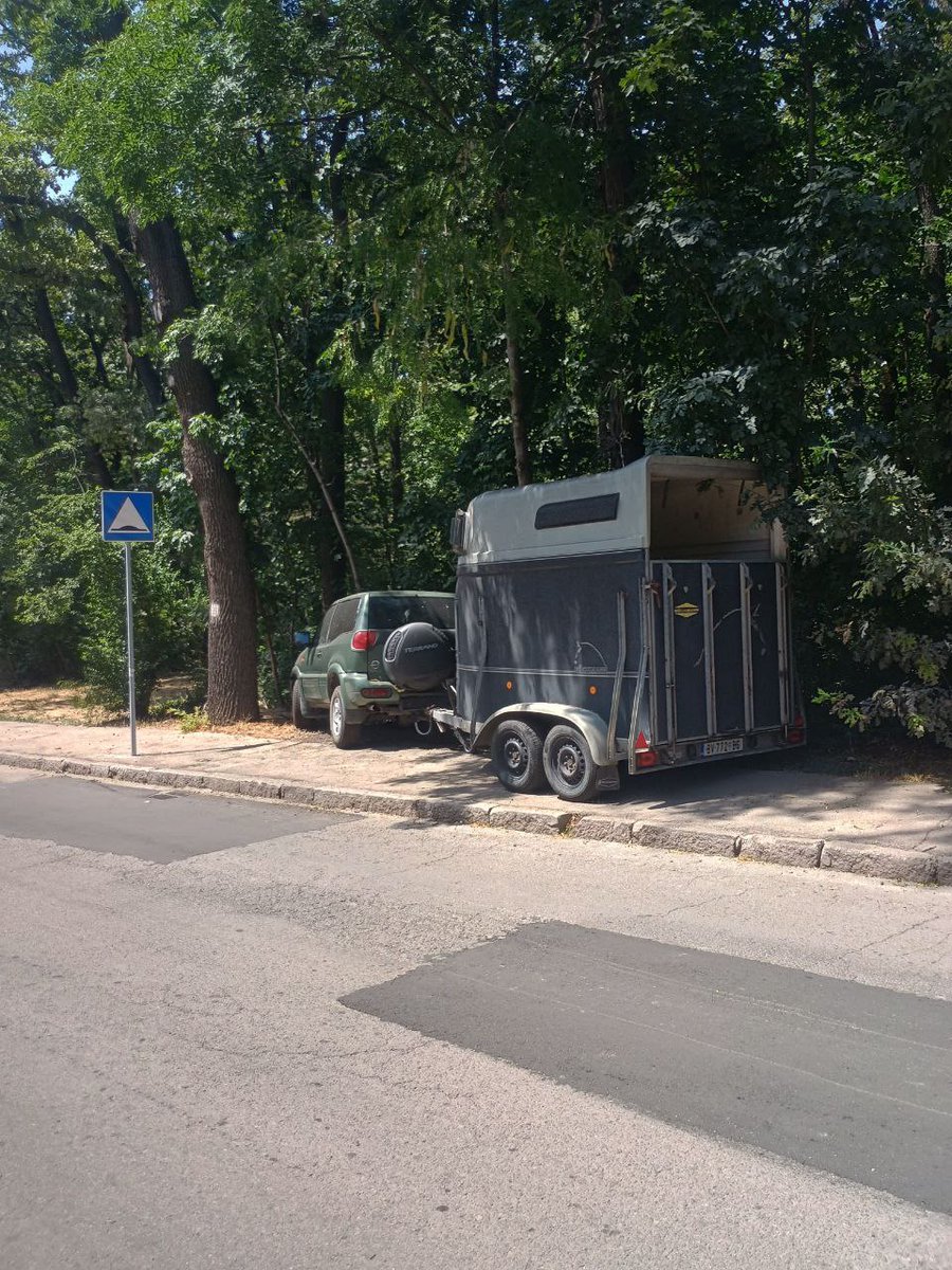Zvezdarko's tweet image. Čovek parkirao džip sa prikolicom za prevoz konja na sred trotoara kod Vojvode Sime Popovića 4 na Zvezdari. I tako stoji više dana. Zamolile su me komšije da reagujem jer je trotoar blokiran danima.
Molim @prijavi_problem da reaguju nadležni organi.
Hvala.