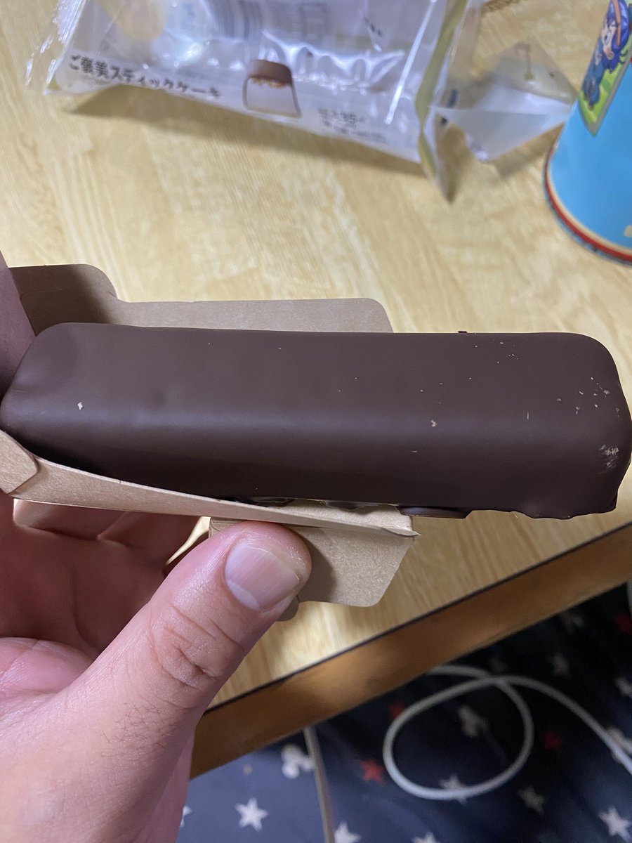 chirurobekkan's tweet image. ずっと食べたかったご褒美スティックケーキのショコラとふわとろ生ムース
妹があったら買ってくるよと言って買ってきてくれたが、めっちゃ美味い!