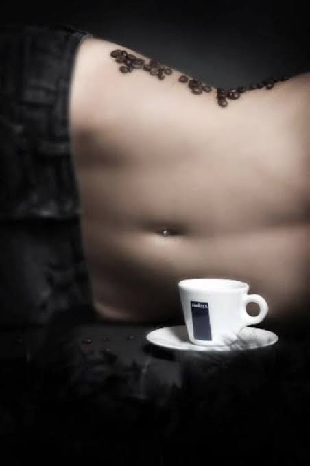 Lo cálido del sol entrando por la ventana, un café cargado,la tibieza de tu piel,y lo caliente de mis labios al desear tu dulces labios.
Buenos días y esas cosas.®