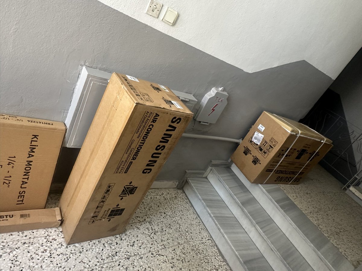 ARAS KARGO REZİLLİĞİ 

sevgili aras kargo müşterilerini herkül sandığı için kocamannn kutuları böyle kapının girisine  bırakıp gidiyor. en üst kata siz çıkarın diyor(tek basımayım?)
 <a href="/ArasKargoDESTEK/">ArasKargo Destek</a>