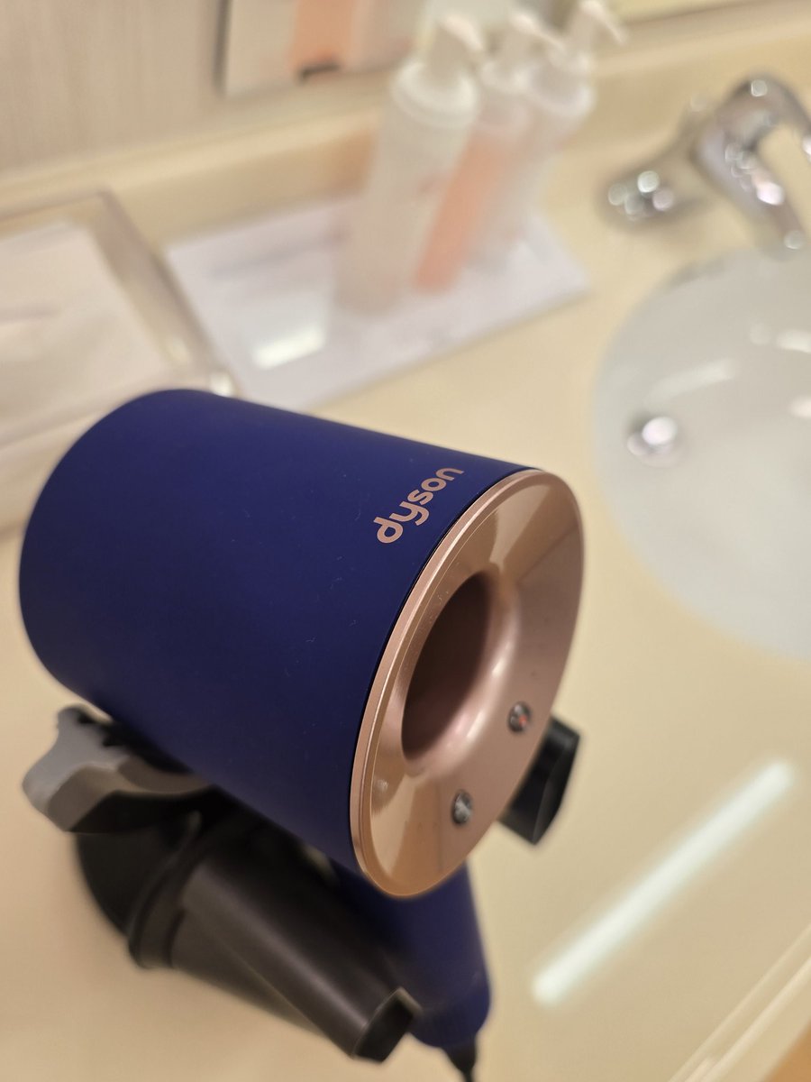 shine_sondor's tweet image. японд буудалын нийтийн жакузи сауны сэнс нь бүгд dyson байсан ёоо яагаад ийм бүүр нэг хүний төлөө юм бэ тэгсэн би ч өөрийгөө хайрлаад авчиж чаддаггүй нтр