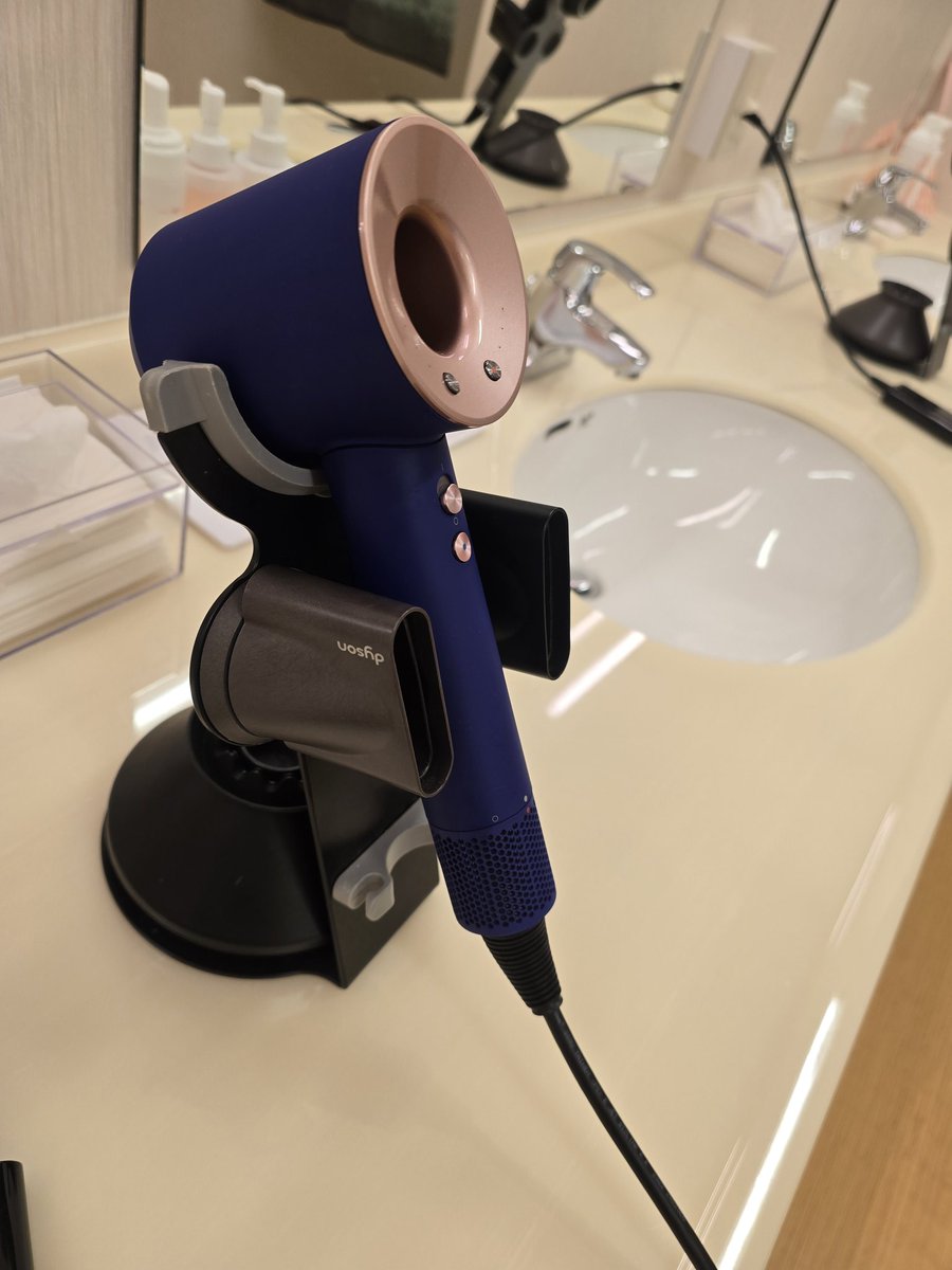 shine_sondor's tweet image. японд буудалын нийтийн жакузи сауны сэнс нь бүгд dyson байсан ёоо яагаад ийм бүүр нэг хүний төлөө юм бэ тэгсэн би ч өөрийгөө хайрлаад авчиж чаддаггүй нтр