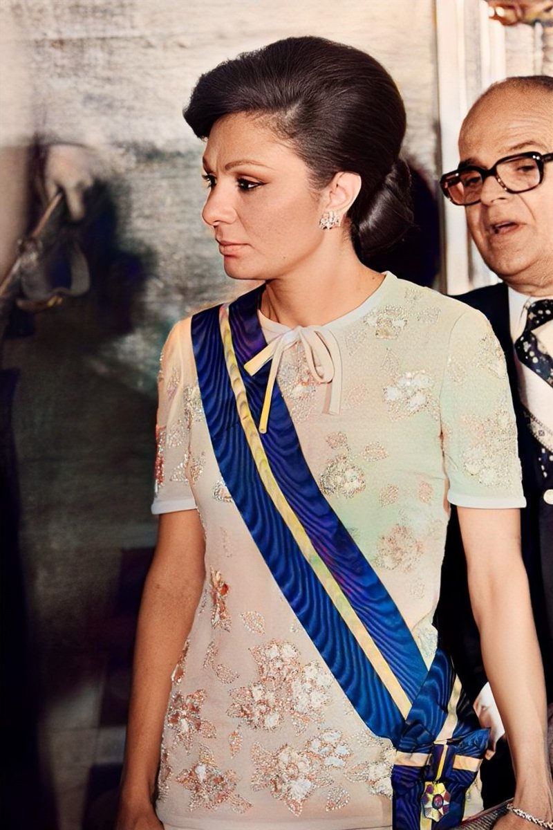 DALL97m's tweet image. Caracas, Venezuela, 1975. Farah Diba, emperatriz de Irán, durante su visita oficial a Venezuela. 📷 B/N llevada a color.