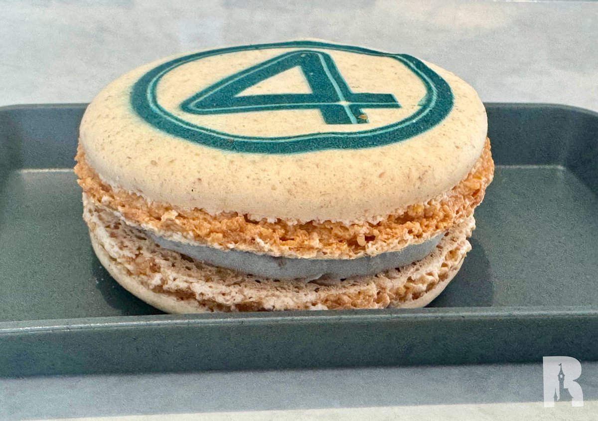 DLPReport's tweet image. 🍽️ Fantastic Four (blue?) strawberry large macaroon at Super Diner (€5.50)