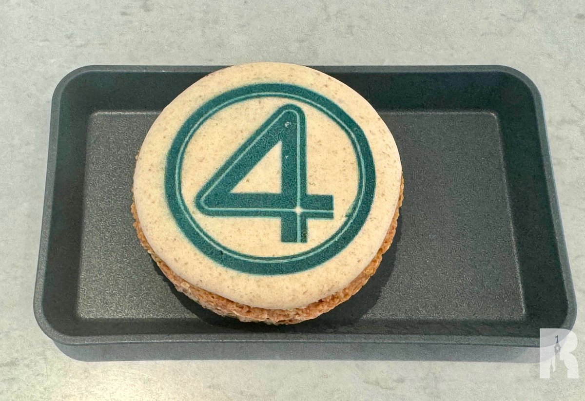 DLPReport's tweet image. 🍽️ Fantastic Four (blue?) strawberry large macaroon at Super Diner (€5.50)