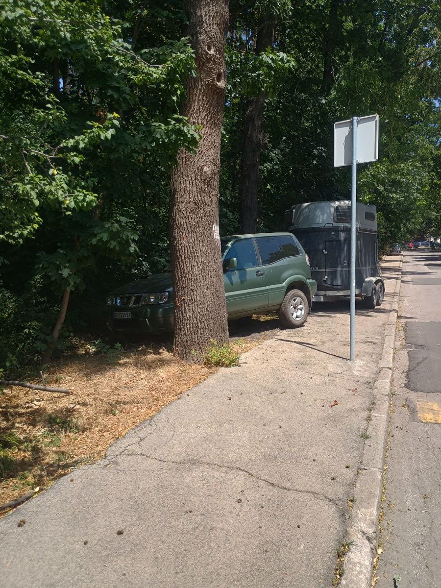 Zvezdarko's tweet image. Čovek parkirao džip sa prikolicom za prevoz konja na sred trotoara kod Vojvode Sime Popovića 4 na Zvezdari. I tako stoji više dana. Zamolile su me komšije da reagujem jer je trotoar blokiran danima.
Molim @prijavi_problem da reaguju nadležni organi.
Hvala.