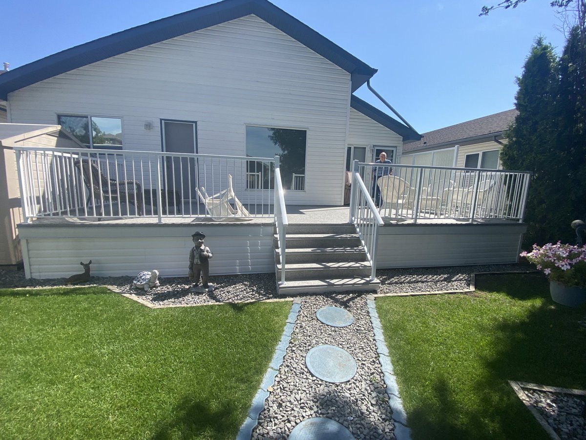 decks_appeal's tweet photo. DekSmart vinyl in Slate Gray and custom picket rails with privacy wall #deck #railing #yeg #vinyldecking #decksappeal https://t.co/texfHb4ptW