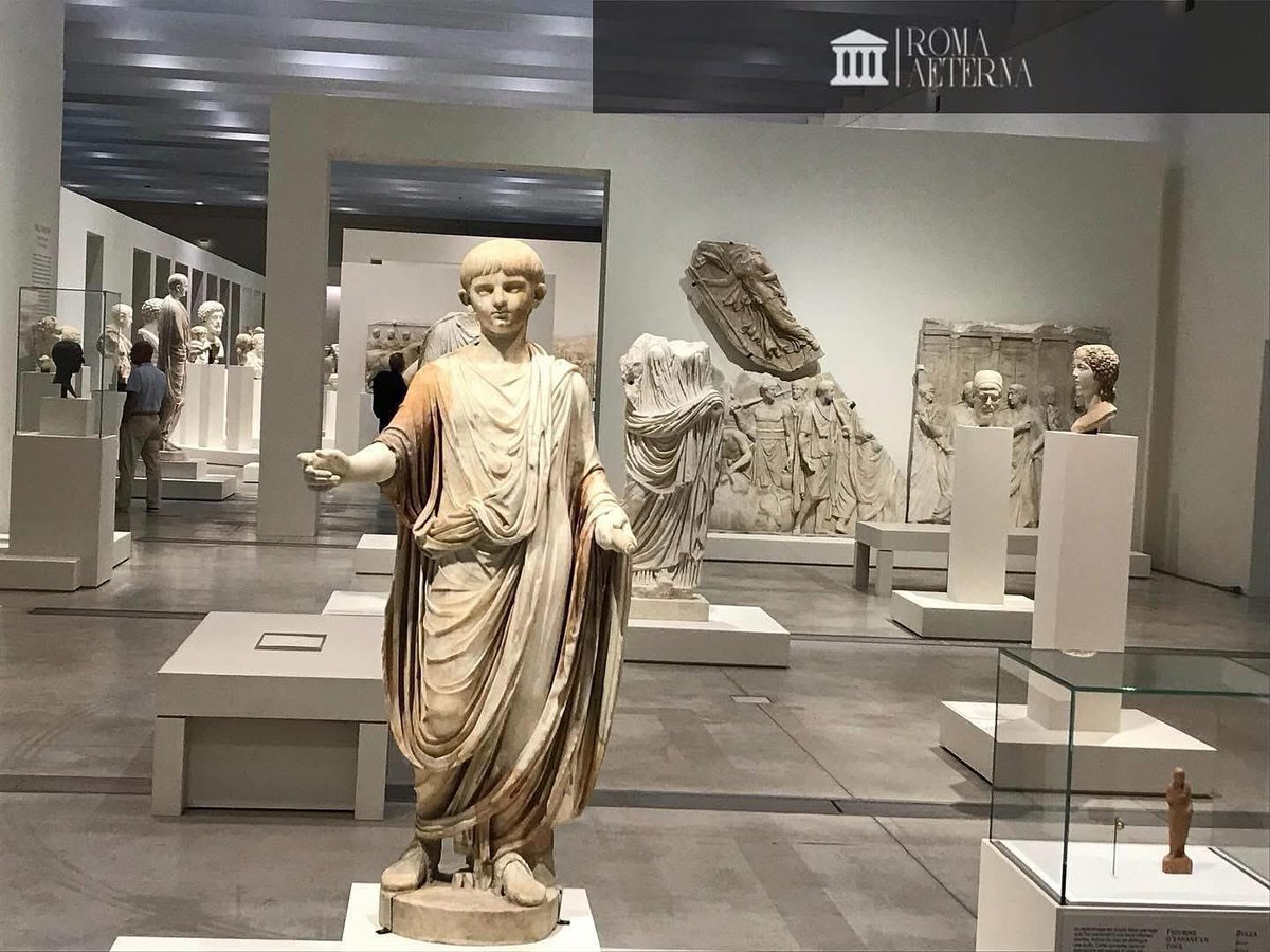 ValeriaAugusta8's tweet image. Souvenir des collections du #Louvre présentées dans l’exposition « Rome : la cité et l’Empire » au Louvre Lens. La sculpture du jeune Néron était bien entourée !
#LouvreLens