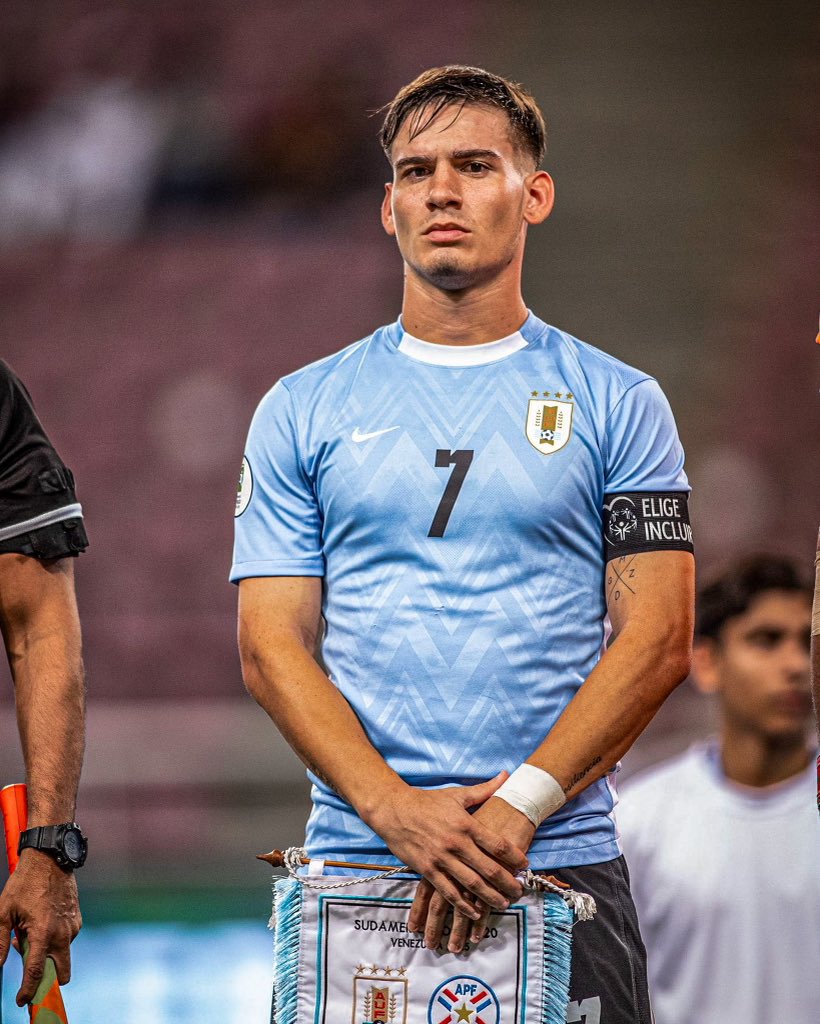 InfoCap_1891's tweet photo. 🚨🟡⚫️POKER DE EXTREMOS 

Peñarol está interesado en estos 4 futbolistas para el extremo .
También hay un par de extranjeros más en carpeta 📂 

LUCIANO RODRIGUEZ
LAVEGA
ALEJO CRUZ 
JUAN CRUZ DE LOS SANTOS https://t.co/B8hd0klBH5