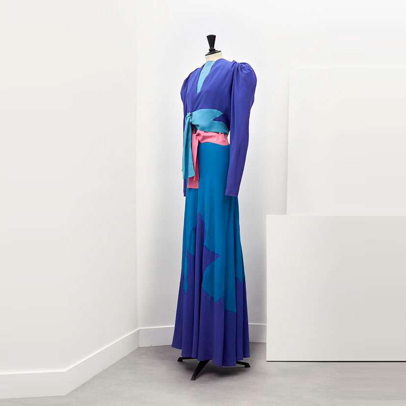 TheVFG's tweet image. Color block brilliance, c. 1935–1938.
This haute couture ensemble, dress and jacket, is by Jean Patou, a house known for elegant modernity. This remarkable piece comes from the personal collection of Azzedine Alaïa, now housed in the Azzedine Alaïa Foundation.