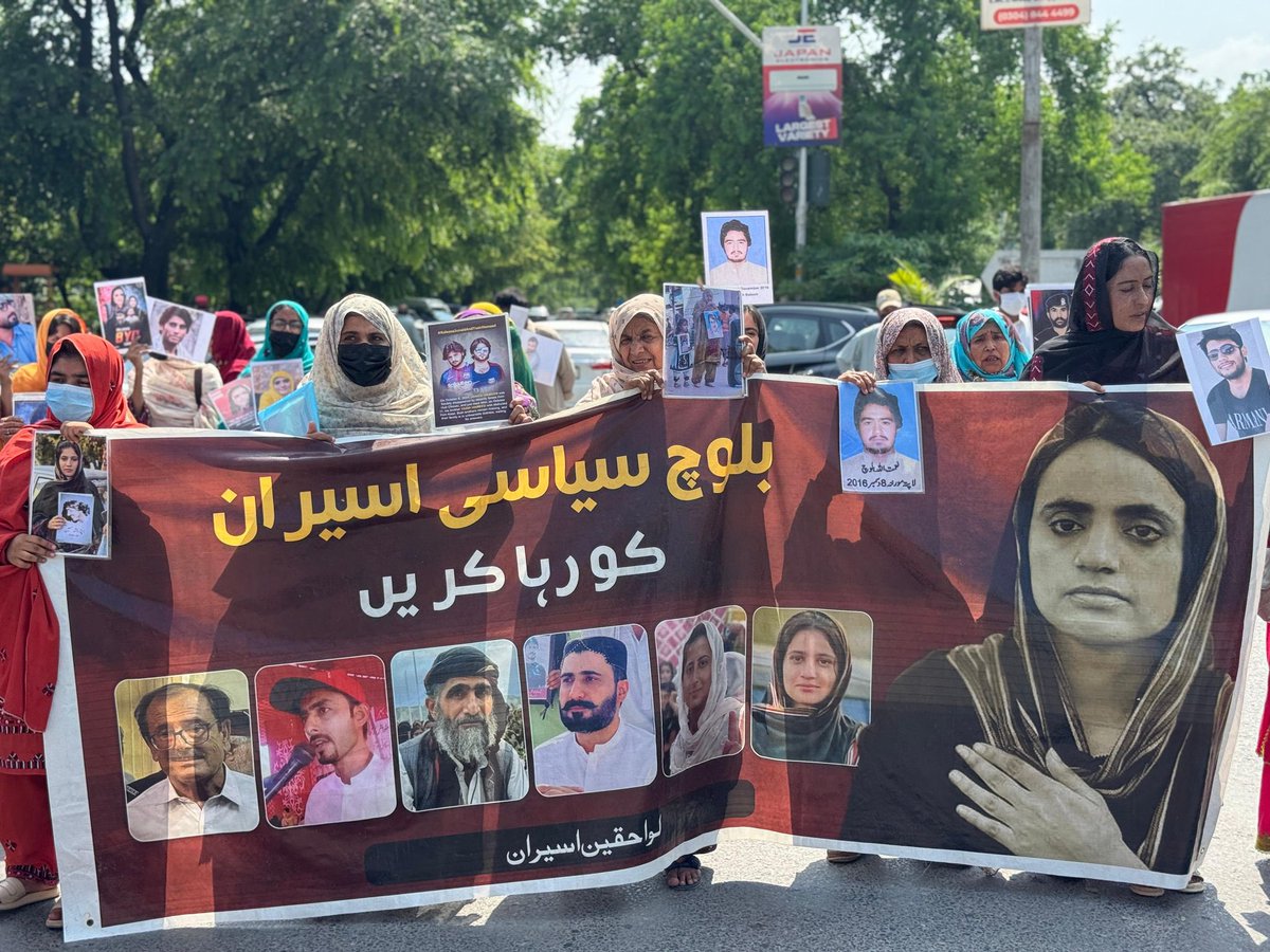 sairabaluch_'s tweet photo. ہم گزشتہ دس دنوں سے اسلام آباد میں دھرنا دیے بیٹھے ہیں بجائے ہمیں سننے کے ہمارے پیچھے بد تہذیب لوگوں کو بھیجا جاتا ہے ہمیں ہراس کیا جاتا ہے اور ہمارے تجربات بتاتے ہیں کہ ریاستی ادارے کس حد تک بلوچستان کے معمالات میں سنجیدہ ہیں
#ReleaseBYCLeaders https://t.co/d4hgDRUPzB